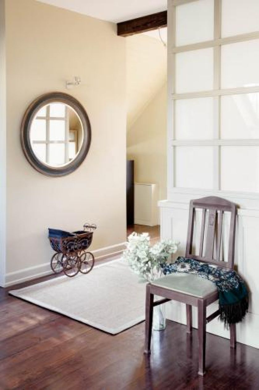 W holu dekoracją jest mały wózeczek.