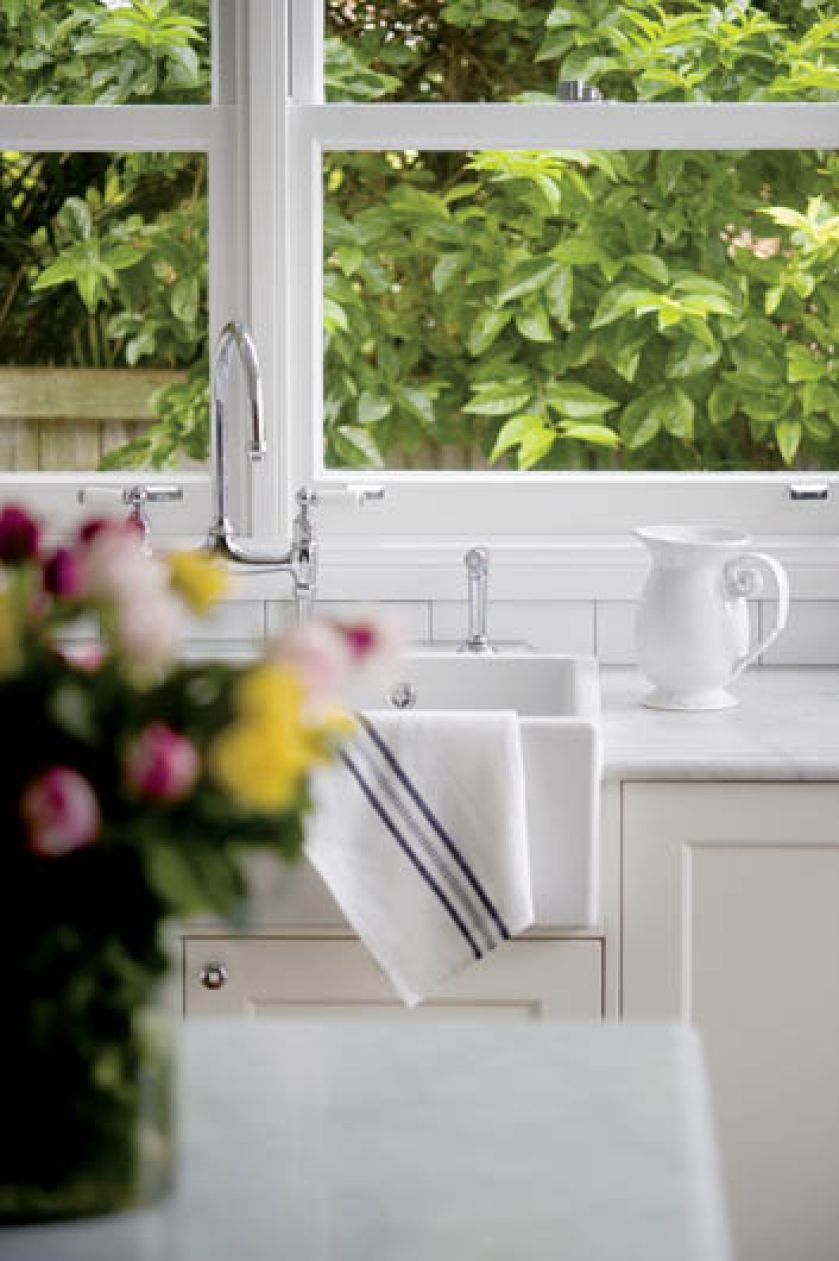 W kuchni panuje idealny porządek. Styl prowansalski: rezydencja nad zatoką