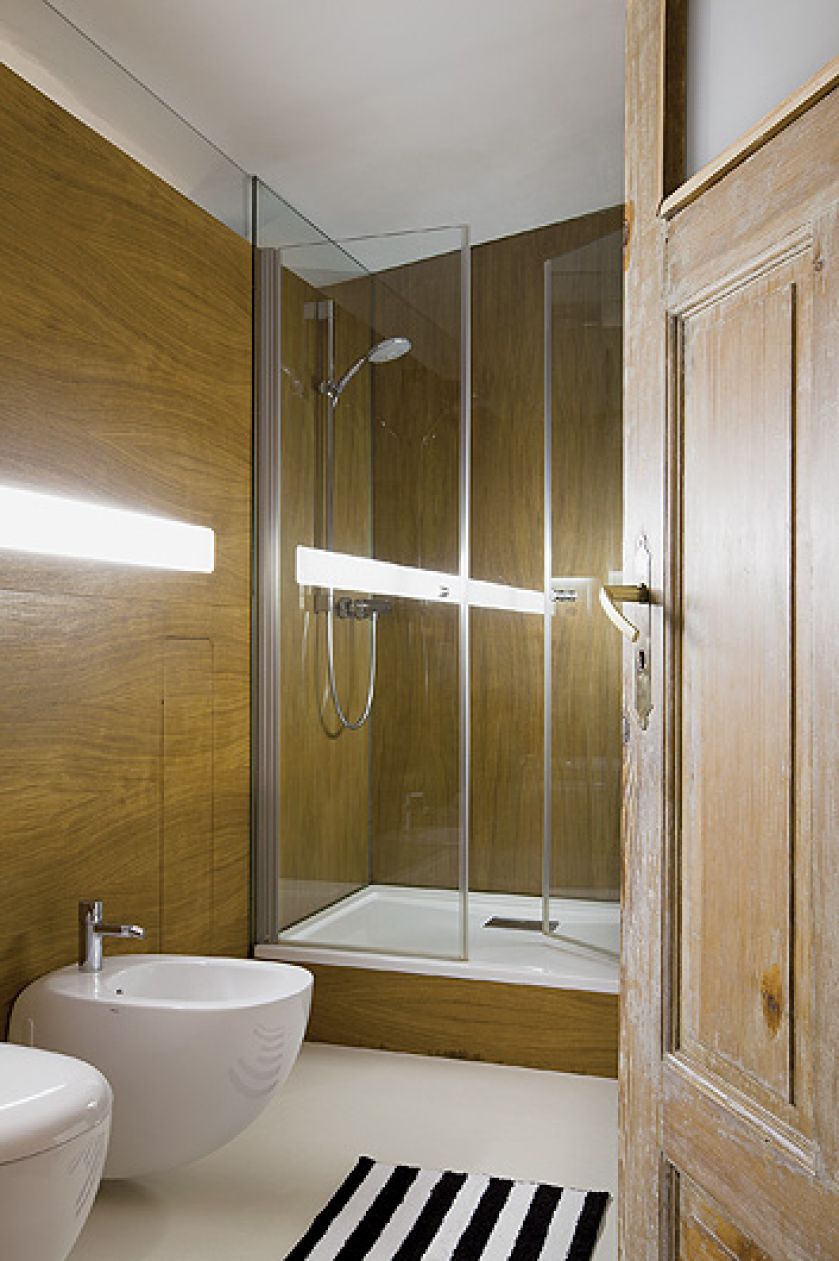 W mieszkaniu jest dużo sklejki, nowoczesnego malarstwa i  ręcznych robótek gospodarza.