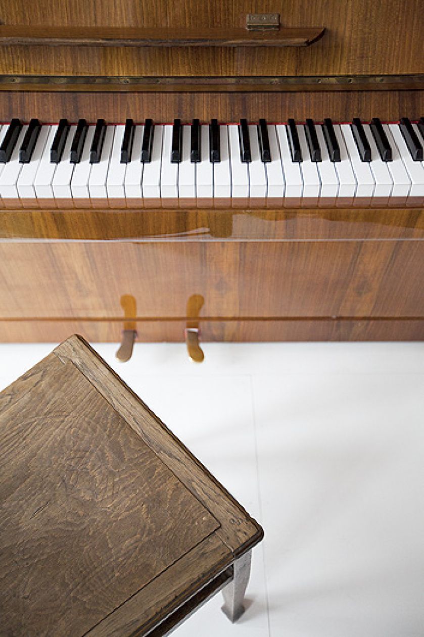 W mieszkaniu jest dużo sklejki, nowoczesnego malarstwa i  ręcznych robótek gospodarza.