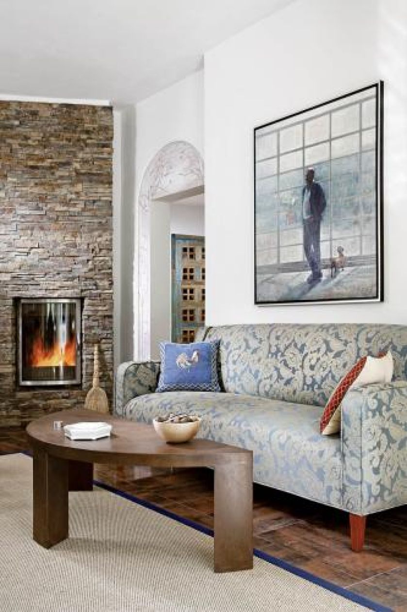 W pokoju kominkowymwisi portret gospodarza namalowany przez meksykańską artystkę Trini. Przedstawia Pana Marka z jego