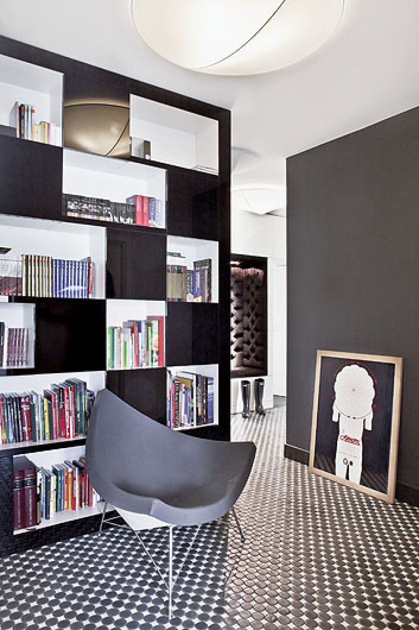 W przedpokoju na podłodze migają mozaikowe kostki, a do tego zabawna tapicerowana grafitowym welurem podświetlona