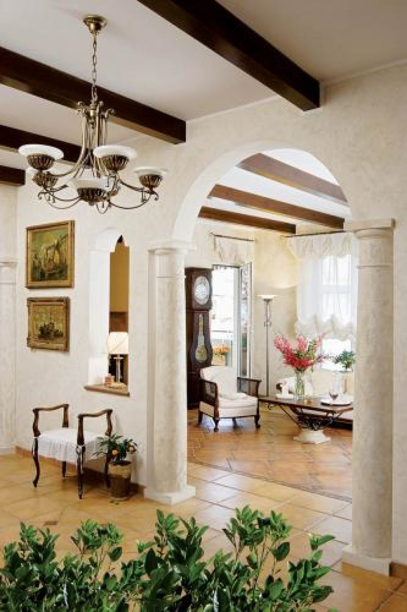 W salonie jasne meble. Rezydencja w mieszkaniu