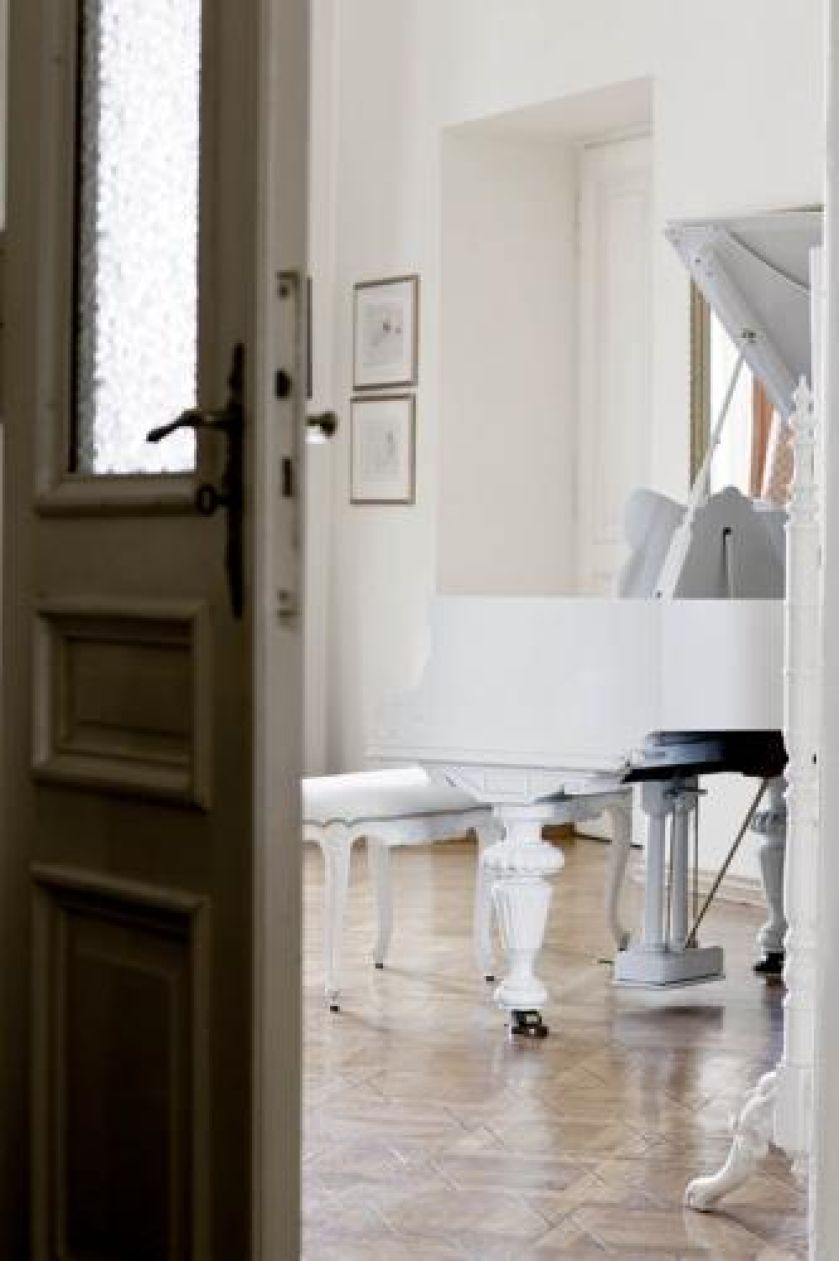 W salonie stoi biały fortepian. Klasyka z odrobiną Prowansji