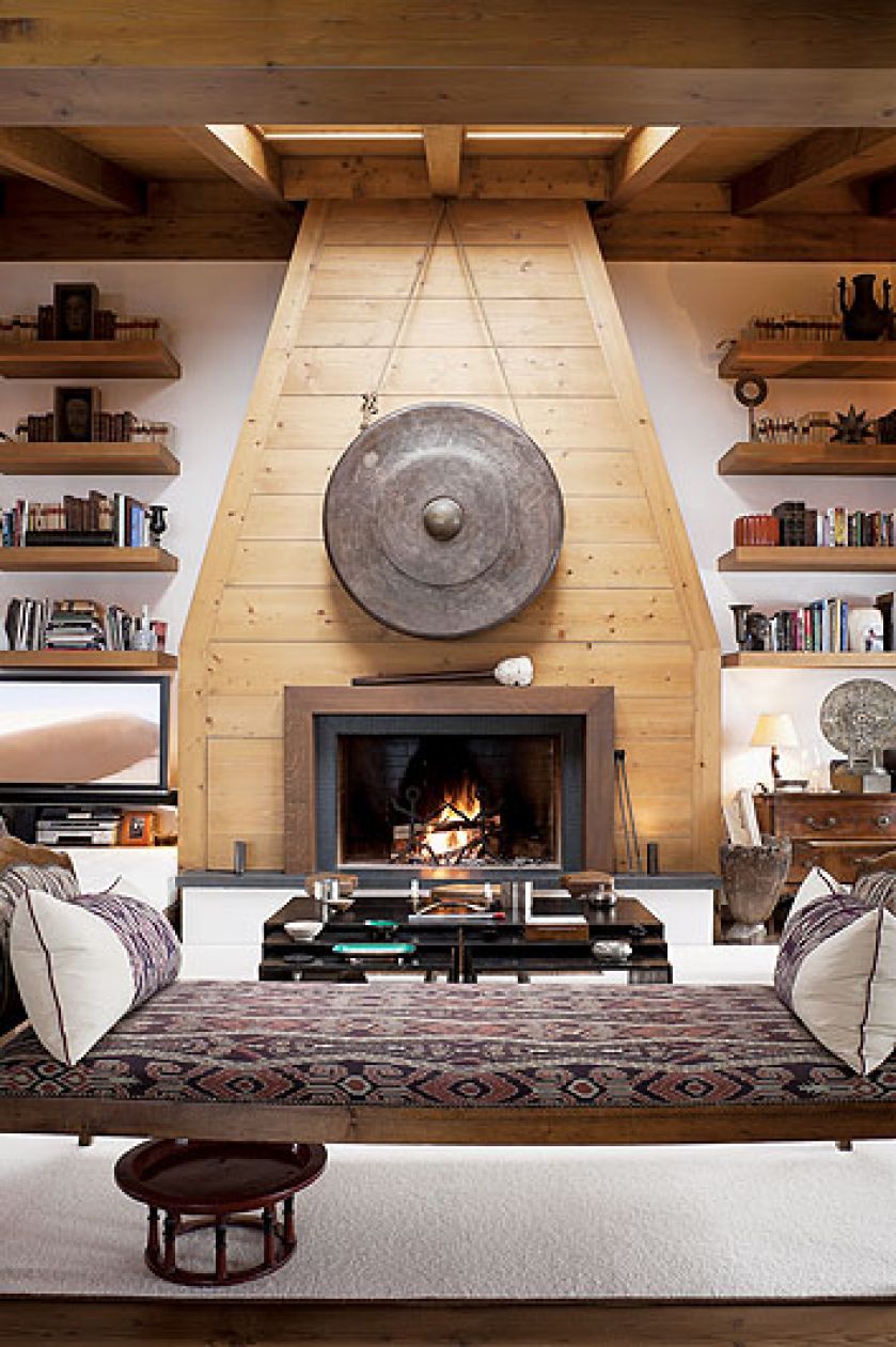 W salonie wisi świątynny gong z Bali, a na kuchennej ławie stoi kamienna rzeźba z indonezyjskiej wyspy Lombok.