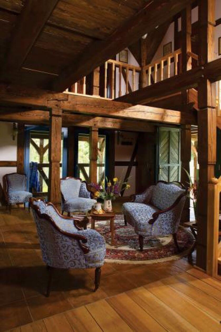 W salonie znajduje się kanapa i fotele.