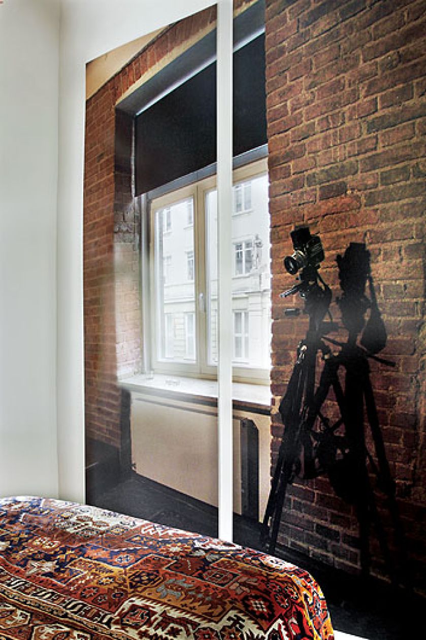 W sypialni niespodzianka: ceglana ściana z oknem, takim samym jak w dużym pokoju. To też oczywiście fotografia. Dzięki temu