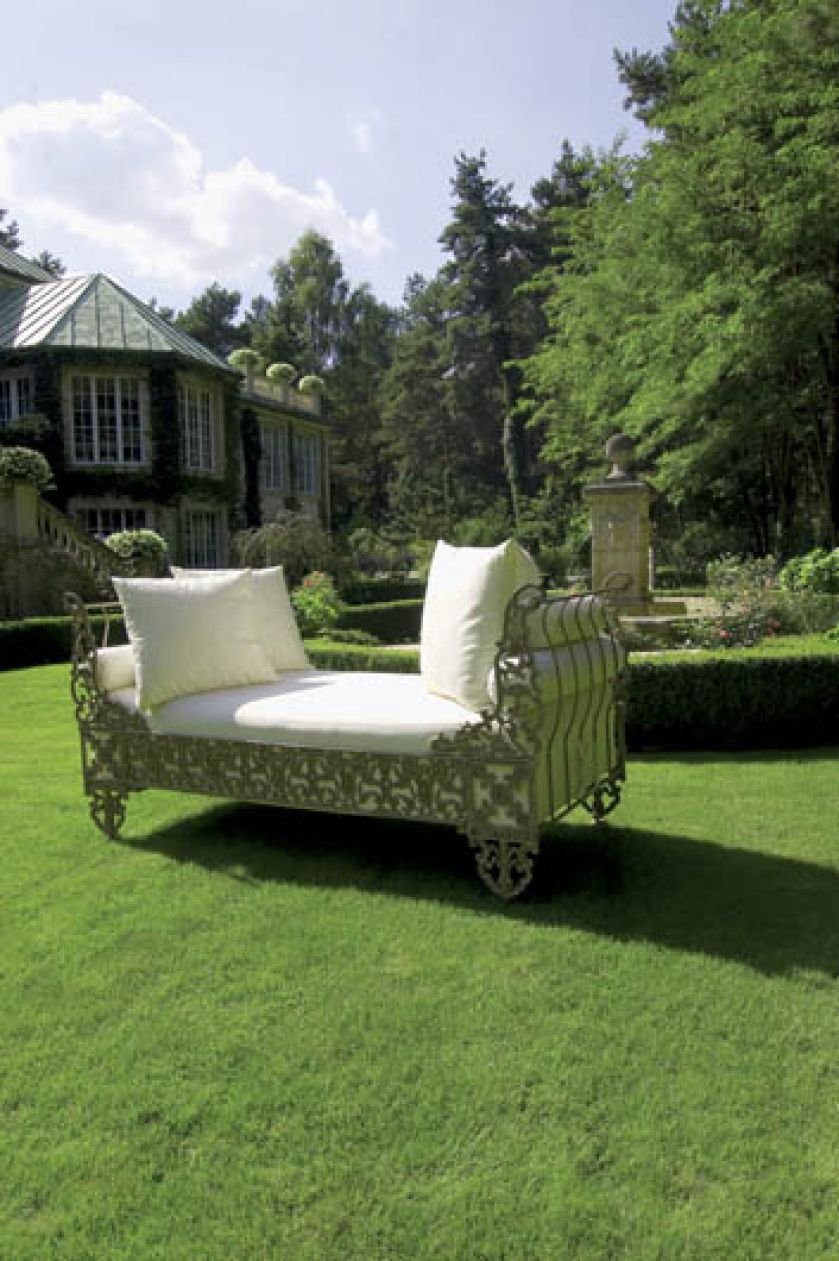 W upalne dni do ogrodu trafia też metalowe łóżko z epoki Ludwika XV, kupione w paryskim antykwariacie.