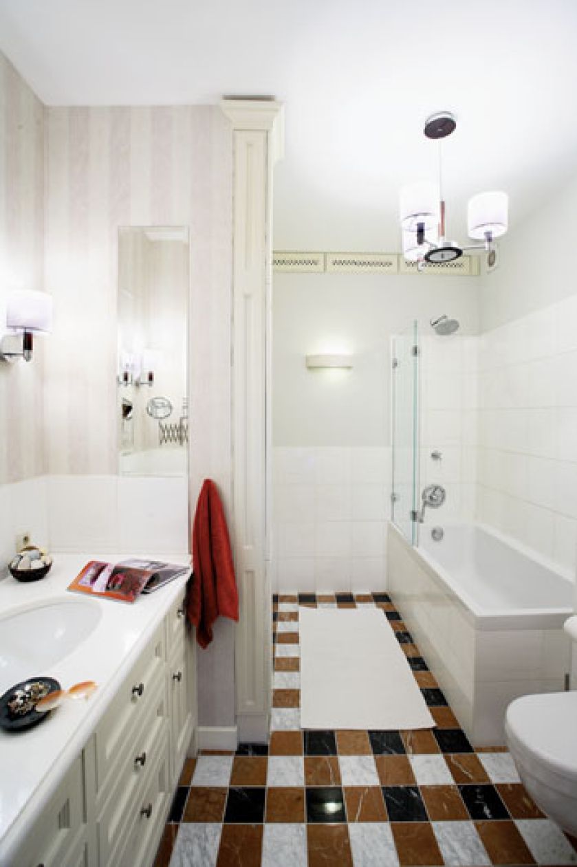 W zabudowanej wnęce schowała się pralka i półka na kosmetyki.