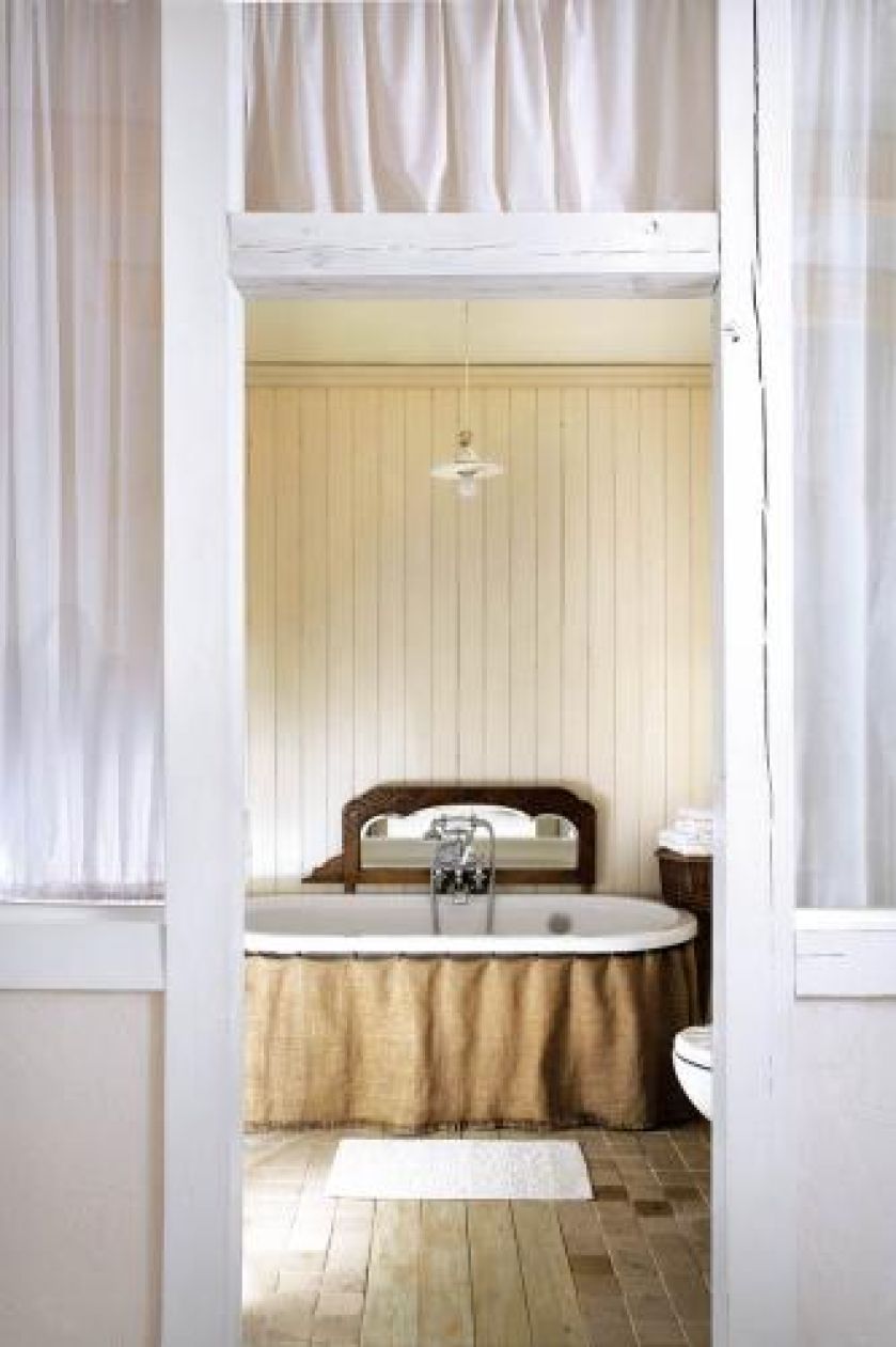 Wanna obszyta lnem. U scenografki i fotografa