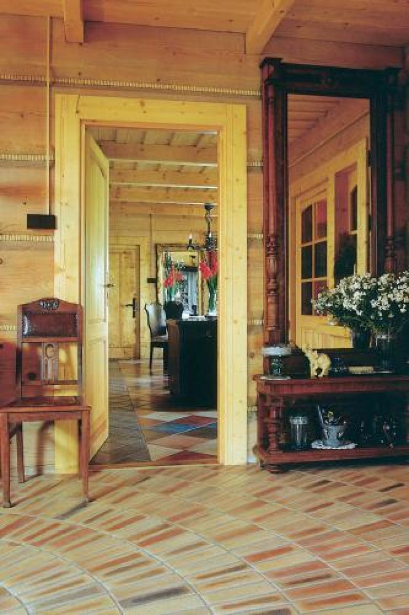 Warto zwrócić uwagę na oryginalny sposób ułożenia podłogi.