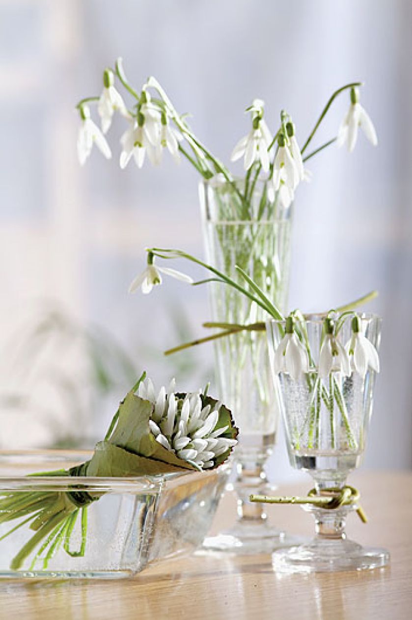 Wazony na wiosenny stole. Szklane dekoracje do domu.