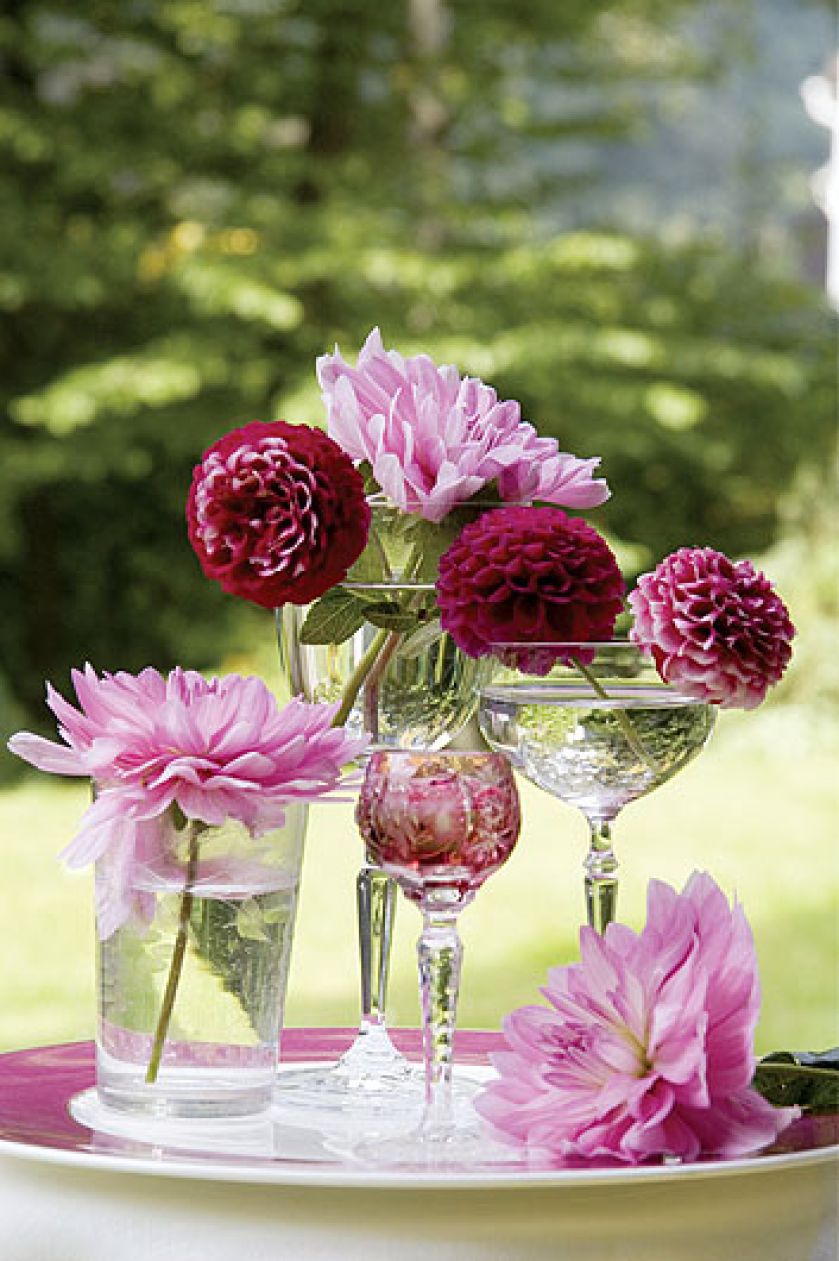 Wazony na wiosenny stole. Szklane dekoracje do domu.