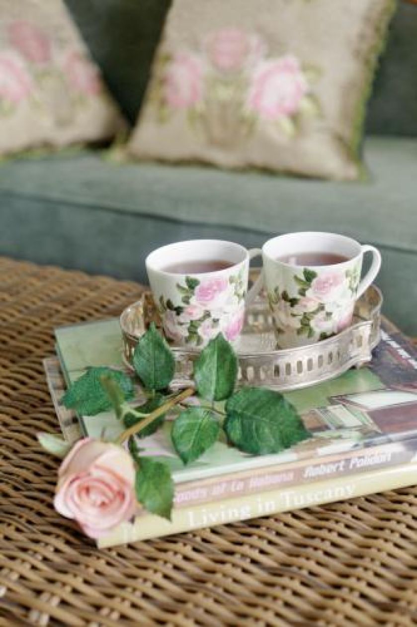 We wnętrzu dominuje motyw różany. Róże i falbanki