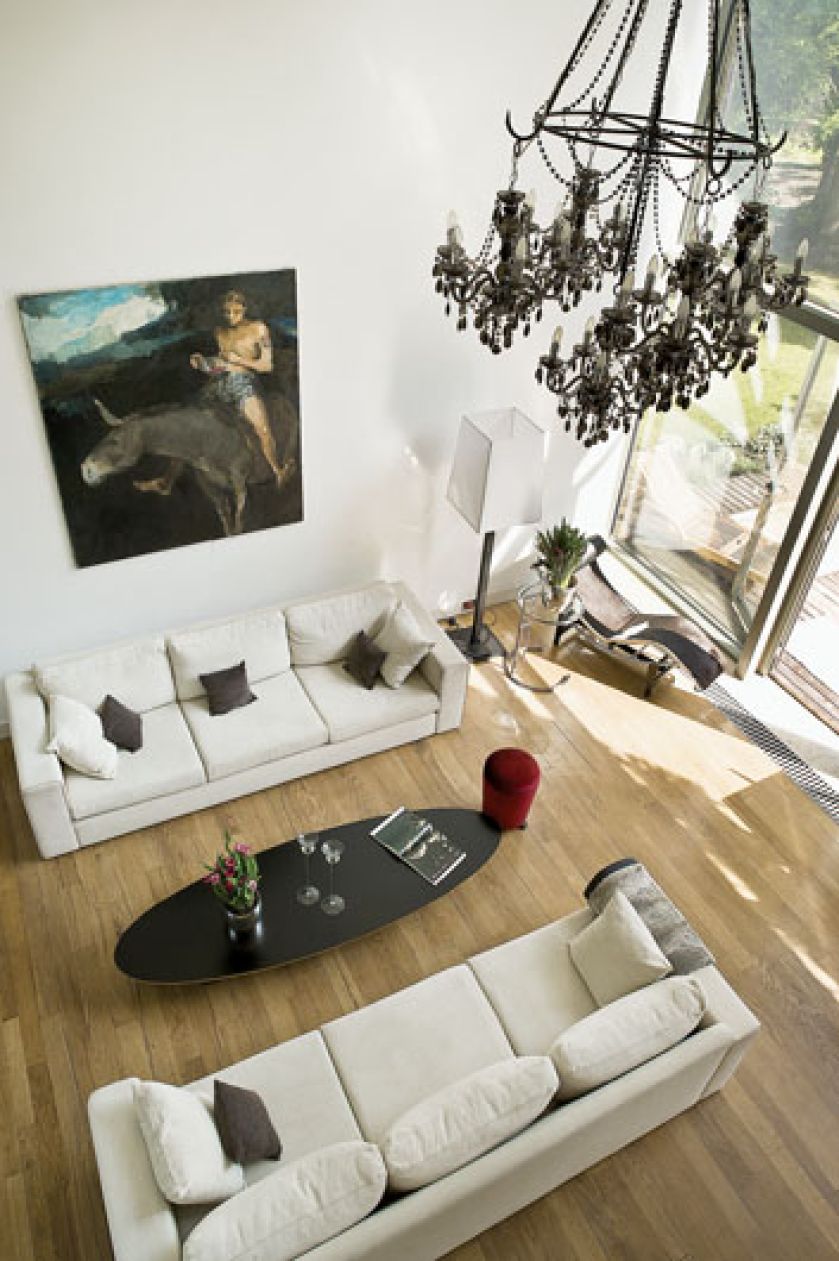 Widok z antresoli. Pracownia w modernistycznym domu