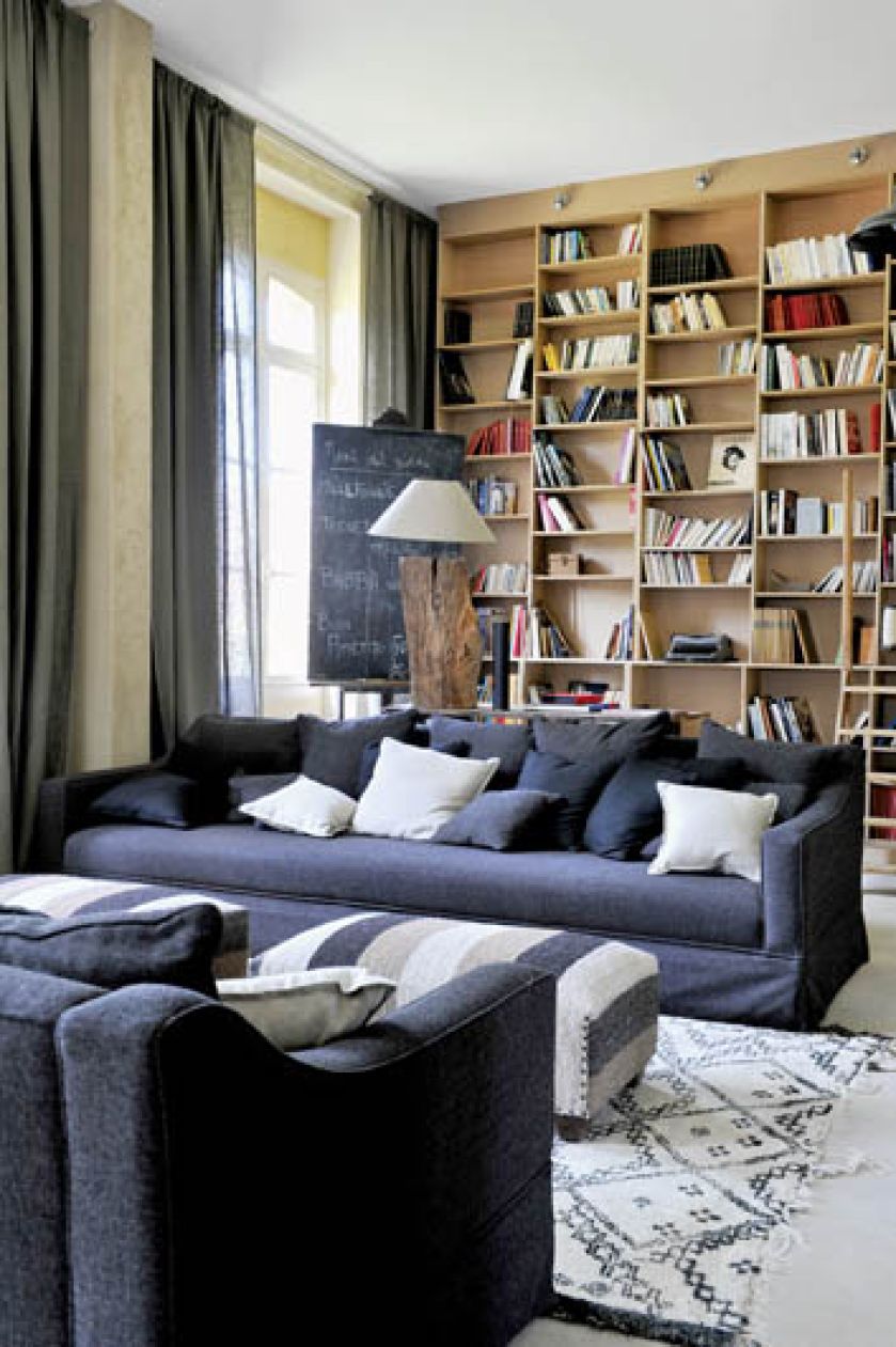 Wielkie, stalowoszare kanapy zapraszają do wypoczynku i lektury.