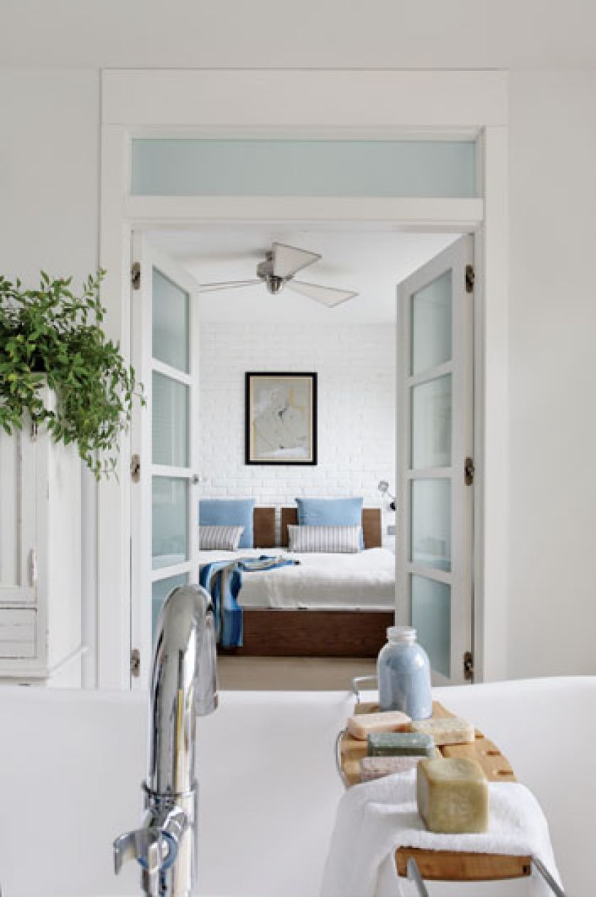 Właściciele kochają podróże do Włoch i Grecji, dlatego w domu chcieli mieć coś białego i