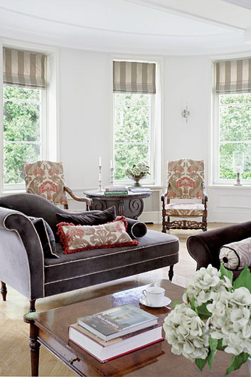 Wnętrze we francuskim stylu z szezlongiem.