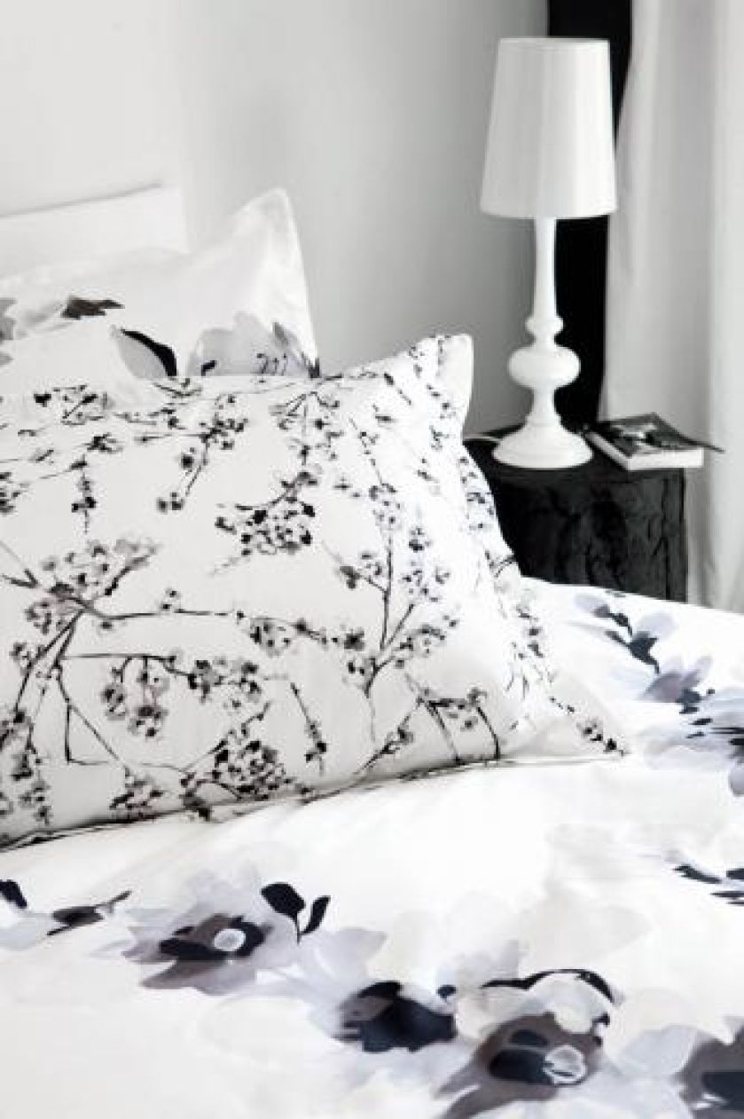 Wraca moda na puchowe piernaty, poduchy, pledy, kapy, falbany, koronki...