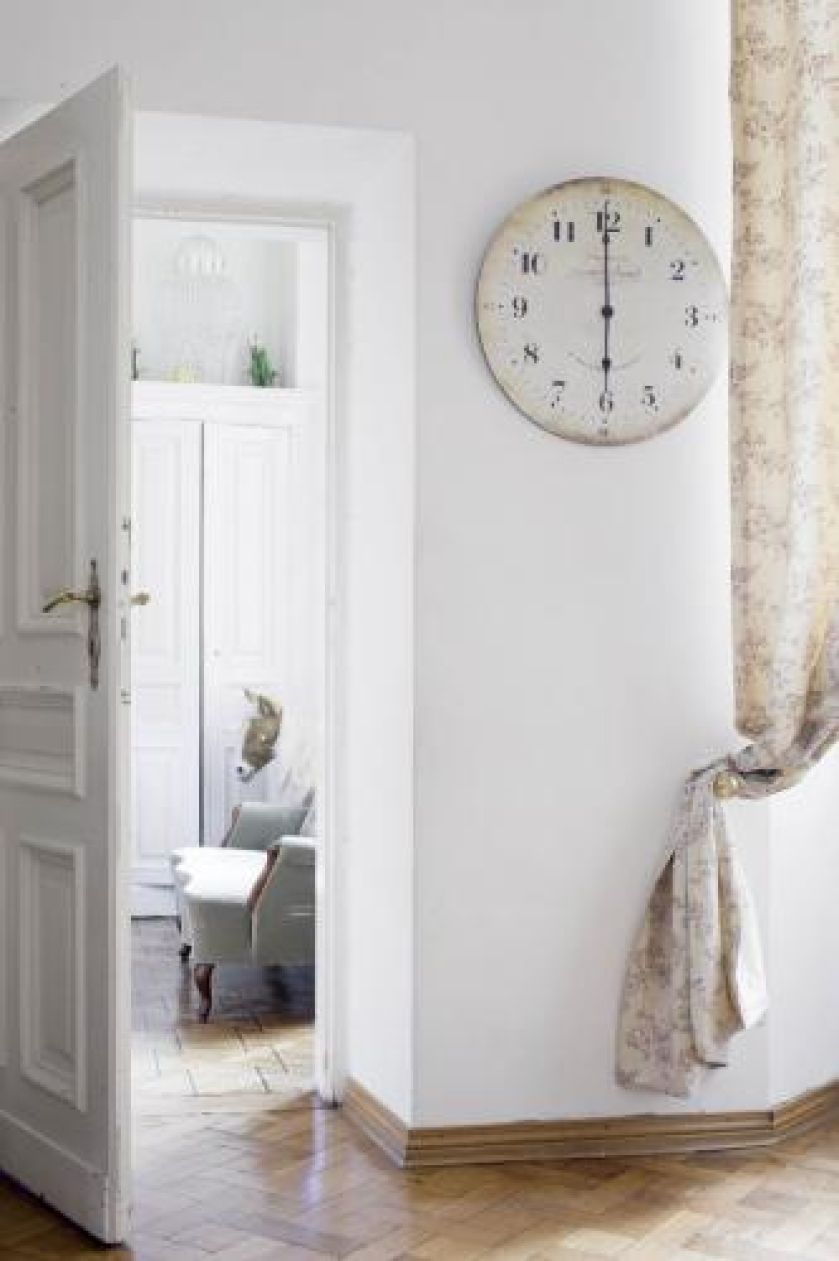 Współczesny zegar a Almidecor nawiązuje do stylistyki ukochanego regionu gospodyni- prowansji.