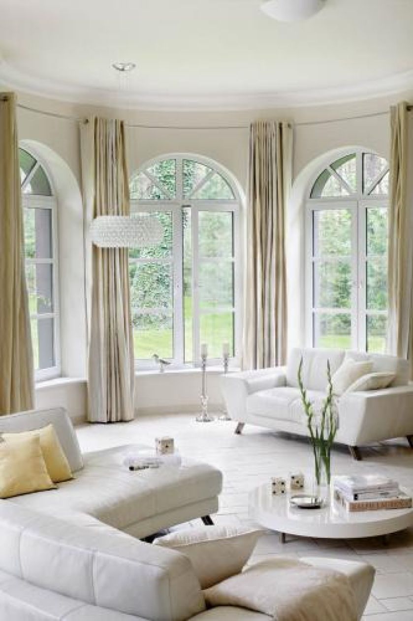 Wysokie okna w salonie dodalą mu lekkości.