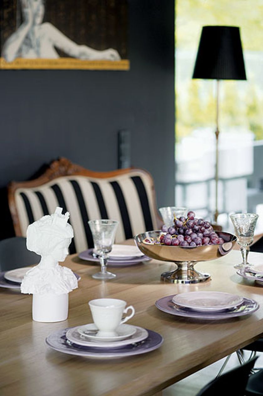 XIX-wieczna sofa w nowym obiciu w beżowo-czarne pasy.