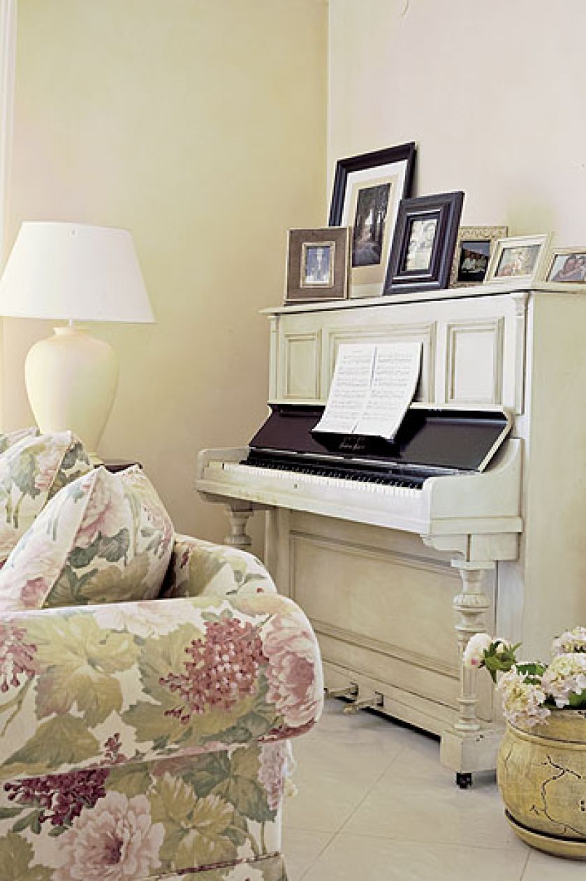 XIX-wieczne pianino przemalowane z lśniącej czerni na pistacjową zieleń.