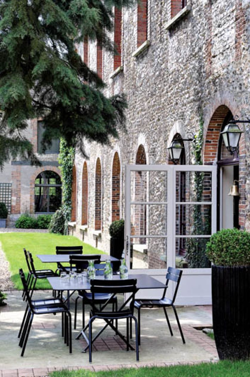 XIX-wieczne zabudowania gospodarskie mają w sobie tyle uroku, że nie wymagają dodatkowych ozdób. Dlatego wszystko