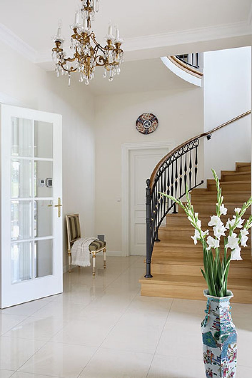 Z holu szerokie drzwi prowadzące do dalszych części domu. Pokoje w amfiladzie.