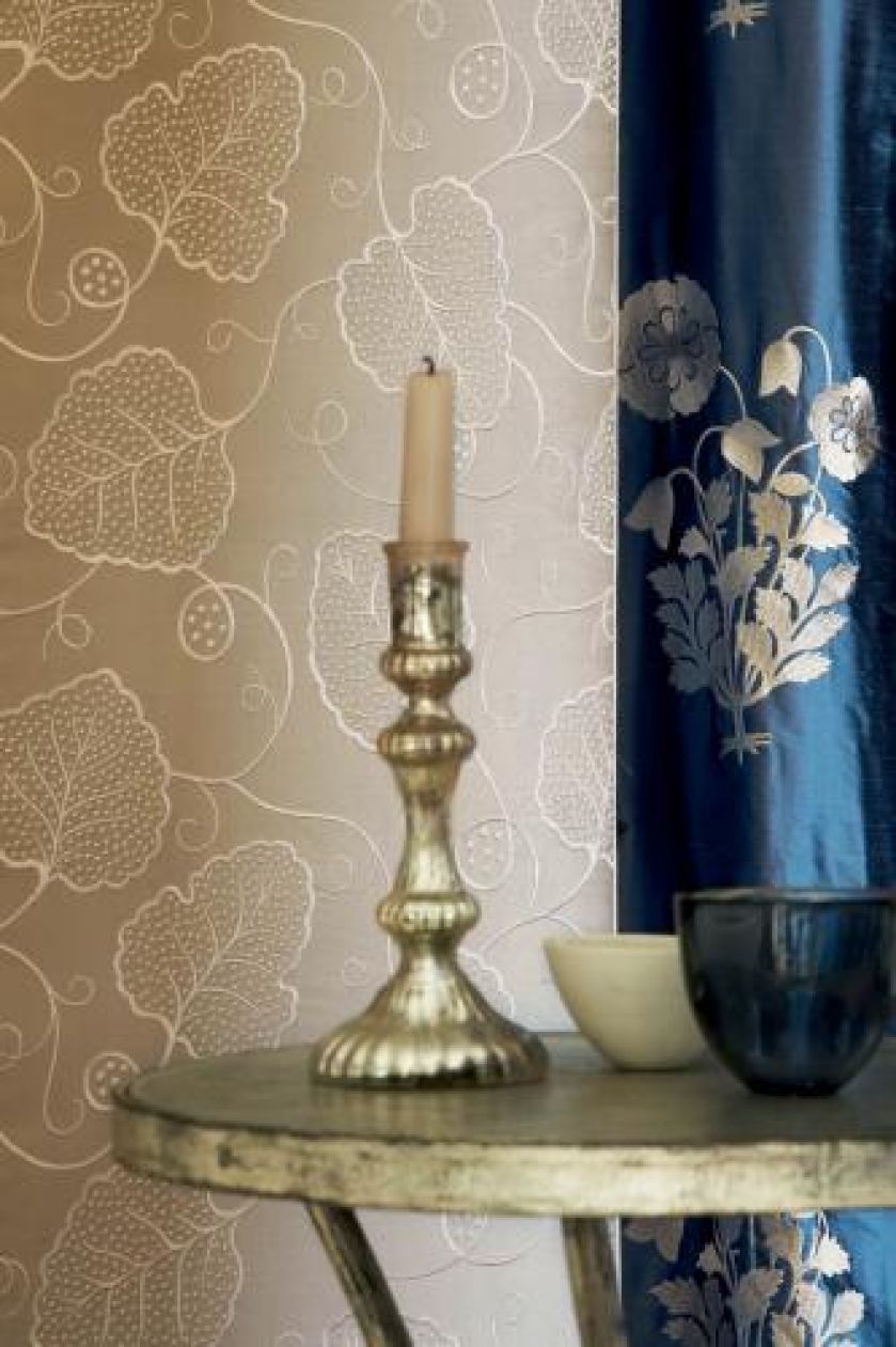 Z połyskiem i haftem, tkanina Chantilly od Sandersona. Decodore