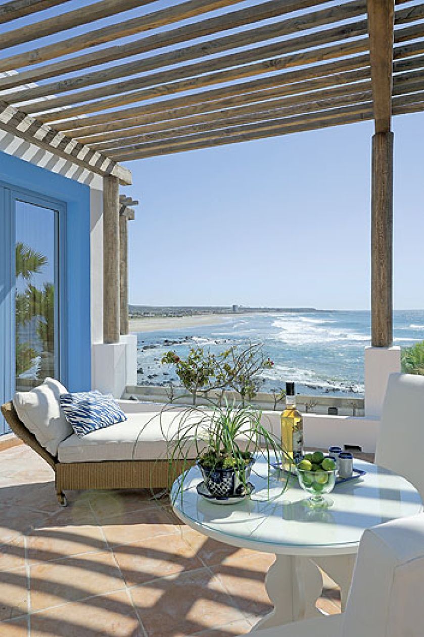 Zamiast dachu ażurowa konstrukcja z drewnianych belek.