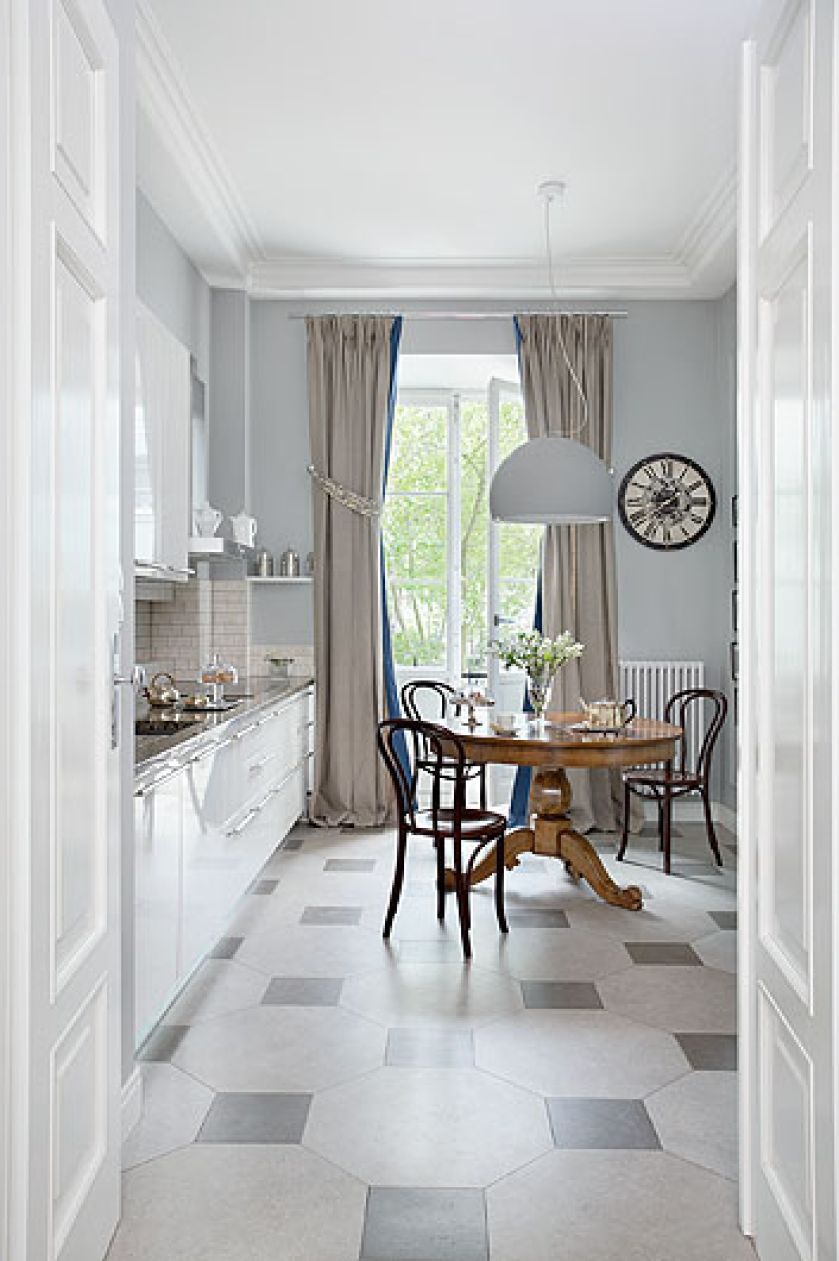 Zamiast klasycznej czarno-białej szachownicy z płytek, gresowa mozaika z ośmiokątów i kwadratów w dwóch odcieniach szarości.