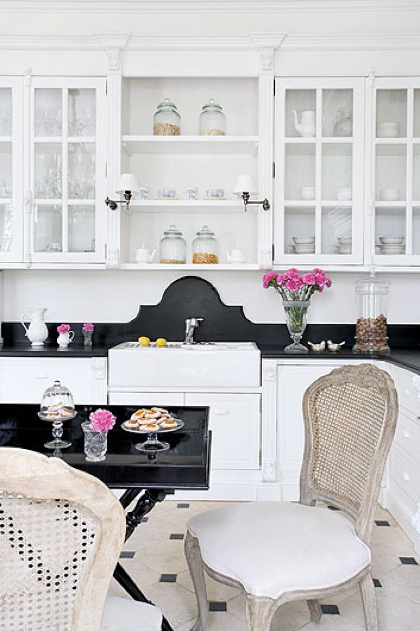 Zastawę stołową projektantka sprowadziła z Gien, najstarszej francuskiej manufaktury fajansu.