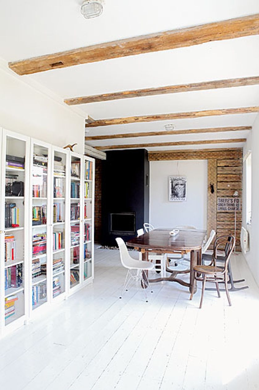 Zbieranina różnych mebli: tu krzesła od rodziców, tu stół z antykwariatu, tu półki z IKEA.