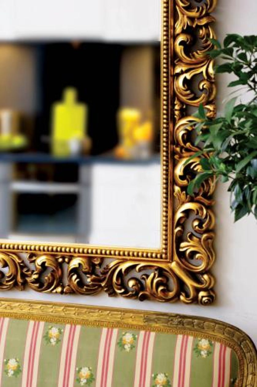 Zdobiona rama lustra. Magia wzorów