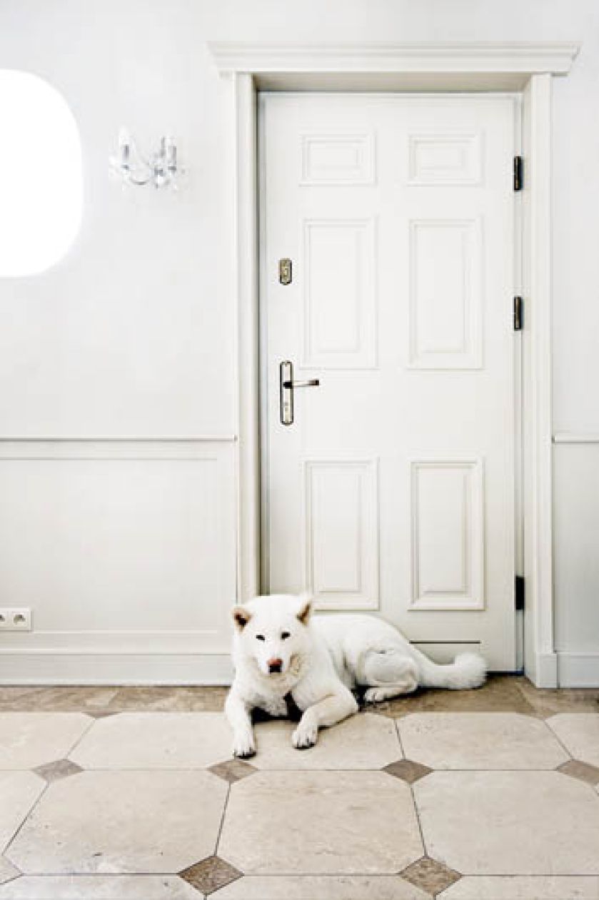 Żeby pomieszczenia wydawały się wyższe, projektantka zrobiła drzwi większe niż standardowe.