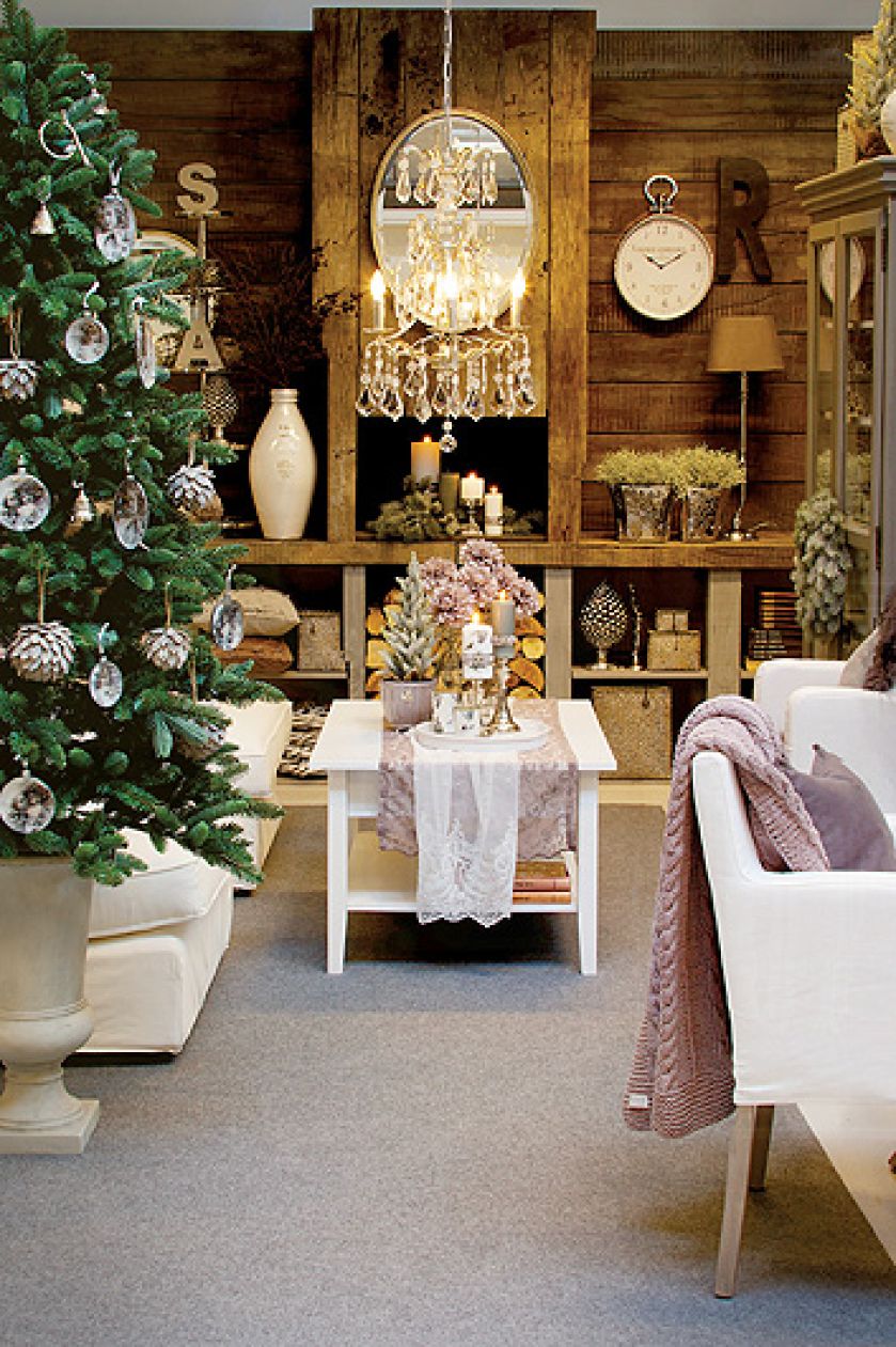 Zegar Clotilde, 639 zł, żyrandol Nostalgia, 3680 zł, świece – od 15 zł, ceramiczny wazon Alma, 259 zł,