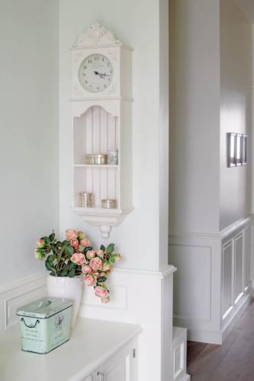 Zegar ze sklepu Fryderyk Gallery z fikuśną półeczką na drobiazgi idealnie udaje antyk.