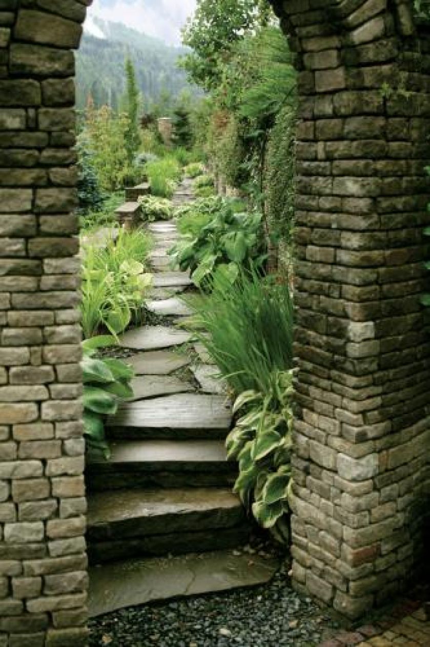 Zieleń rozrasta się tu swobodnie. Spływa z kamiennych murów, przerasta płyty ścieżki.