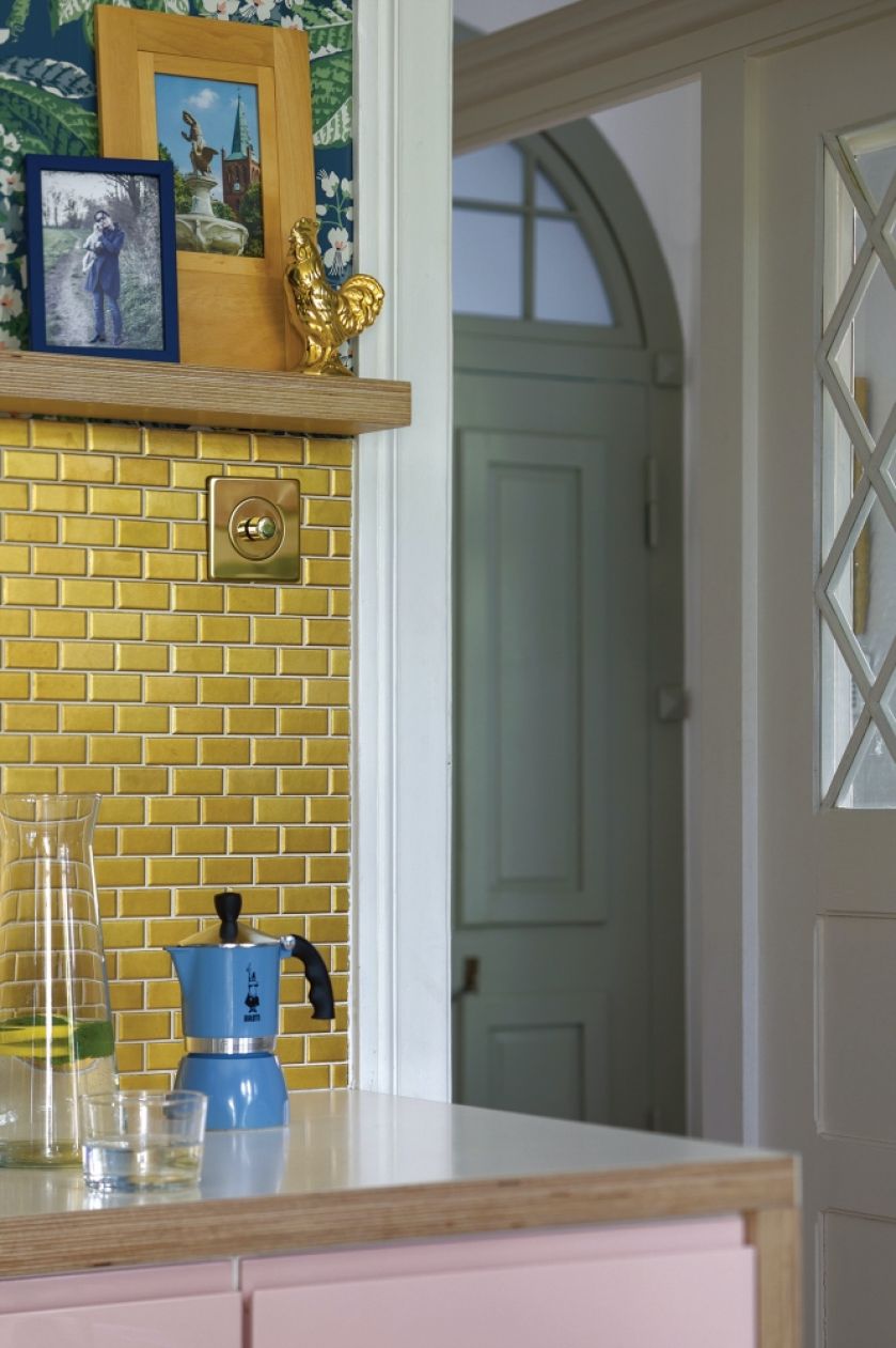 złote płytki nad blatem w kuchni