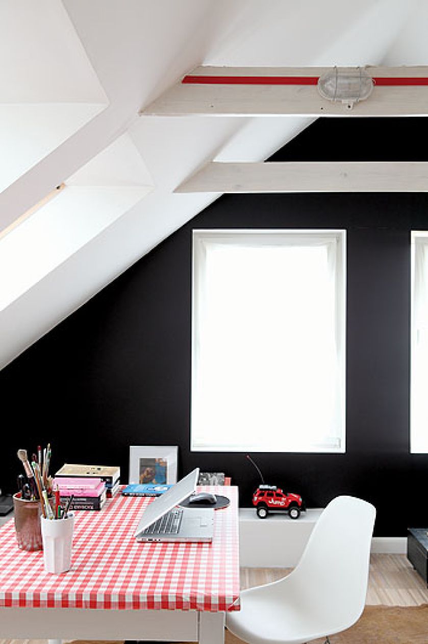 Znajduje się tu sypialnia i dwie pracownie.