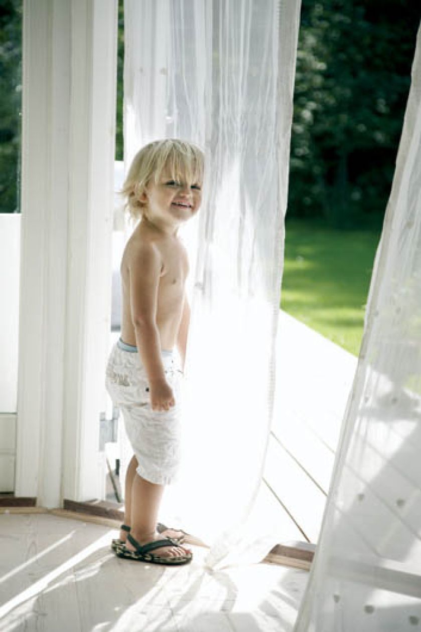 Zwiewne kotary przypominające zasłony z zalanych słońcem balkonów i loggii w Hiszpanii.