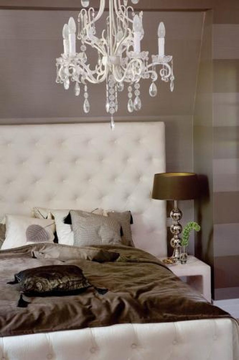 Żyrandol Ice Beauty kosztuje 1490 zł. Lampa Rohn na stoliku nocnym: mosiężna niklowana podstawa - 690 zł, abażur Cocoa