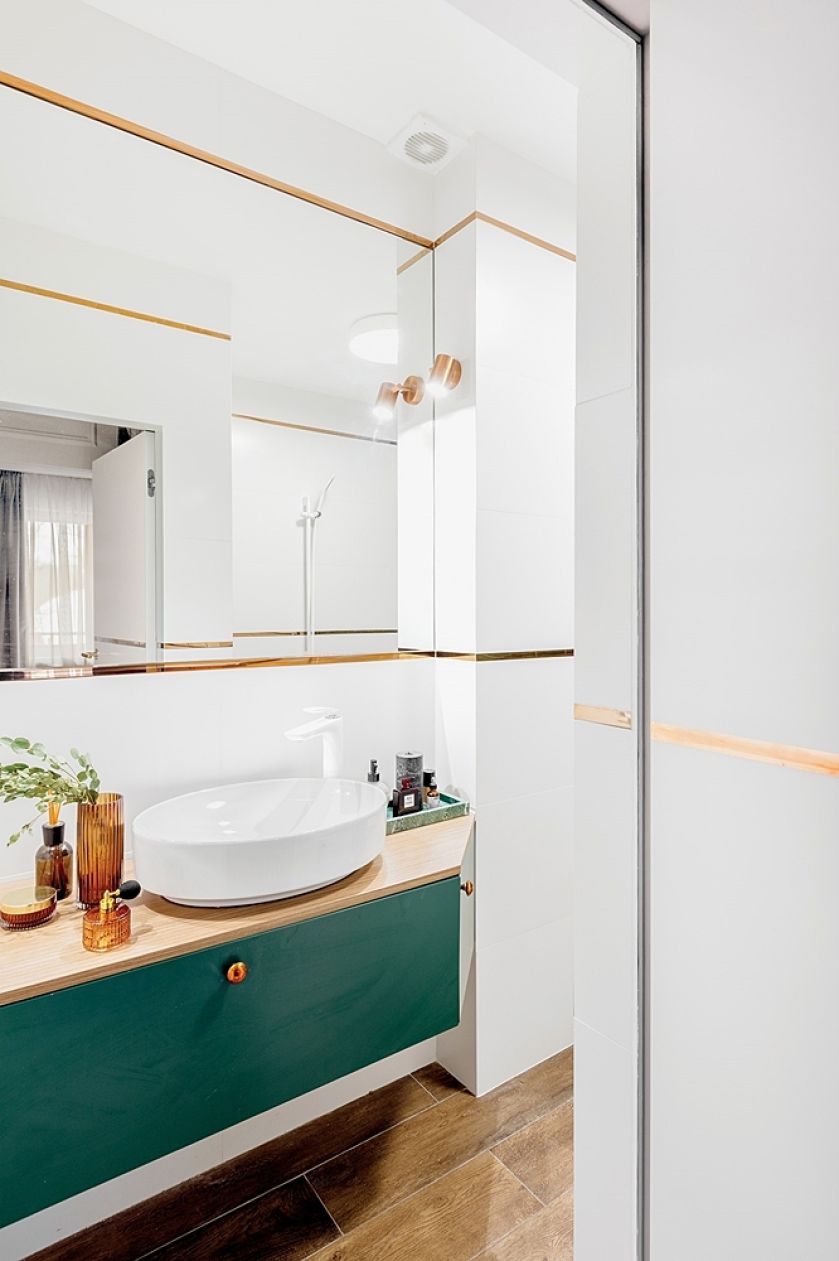 mała łazienka w mieszkaniu w bloku