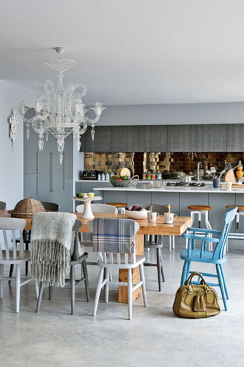 Dom nad jeziorem jest ogromny. Króluje w nim szarość, którą ogrzewają żółte dodatki i drewno z modrzewia syberyjskiego. Są