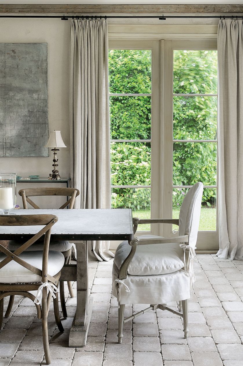 Fotel w białej sukience w stylu ludwikowskim.