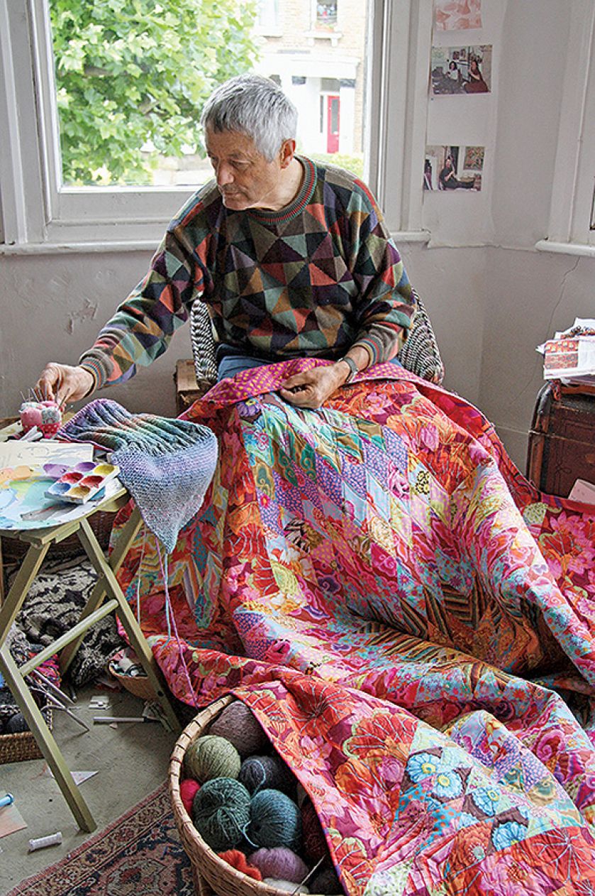 Kaffe Fassett w swojej pracowni. Barwna obsesja Kaffe Fassetta