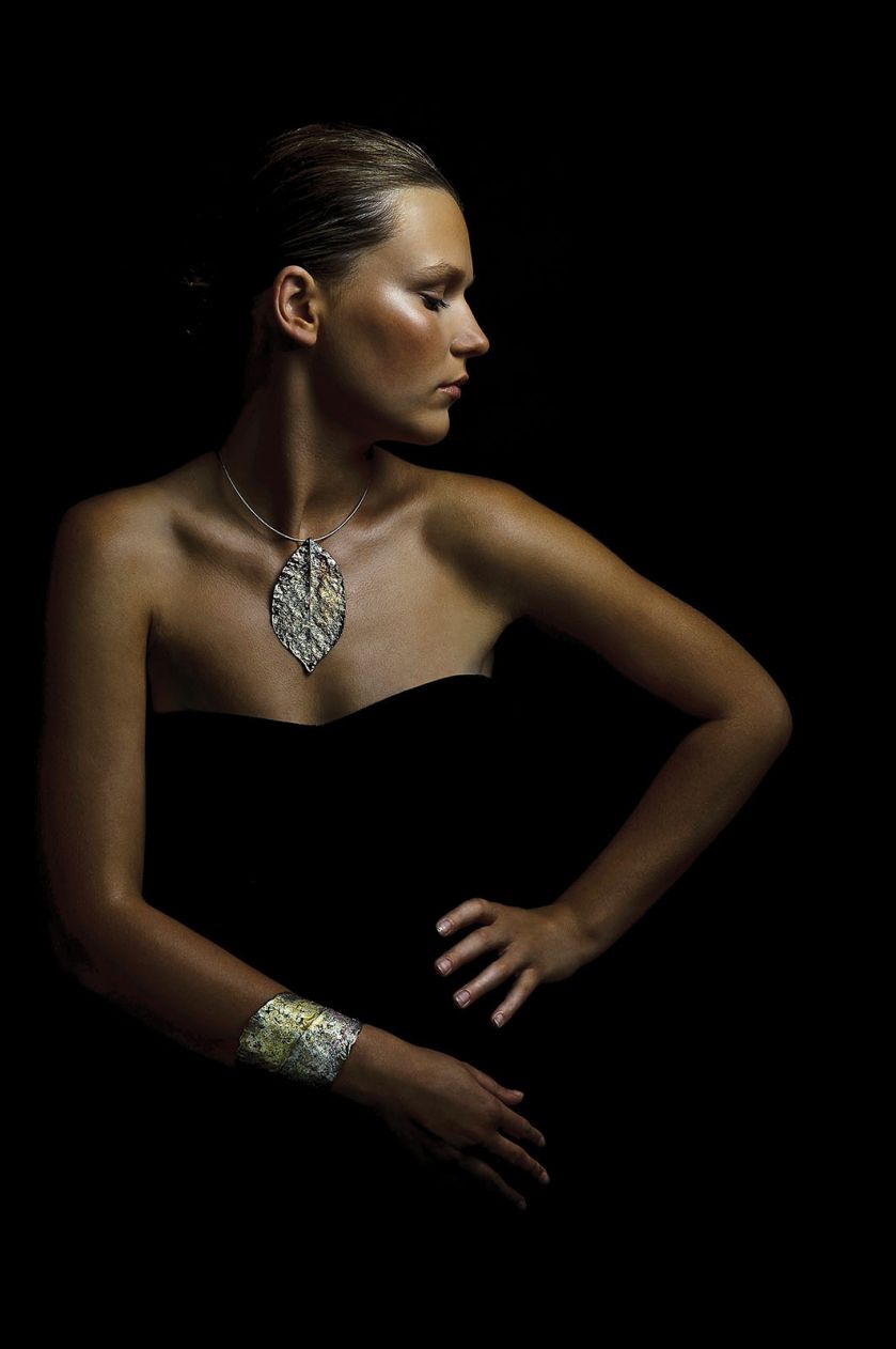 Kolia z liściem i bransoleta z pracowni Ewy Rudowskiej.