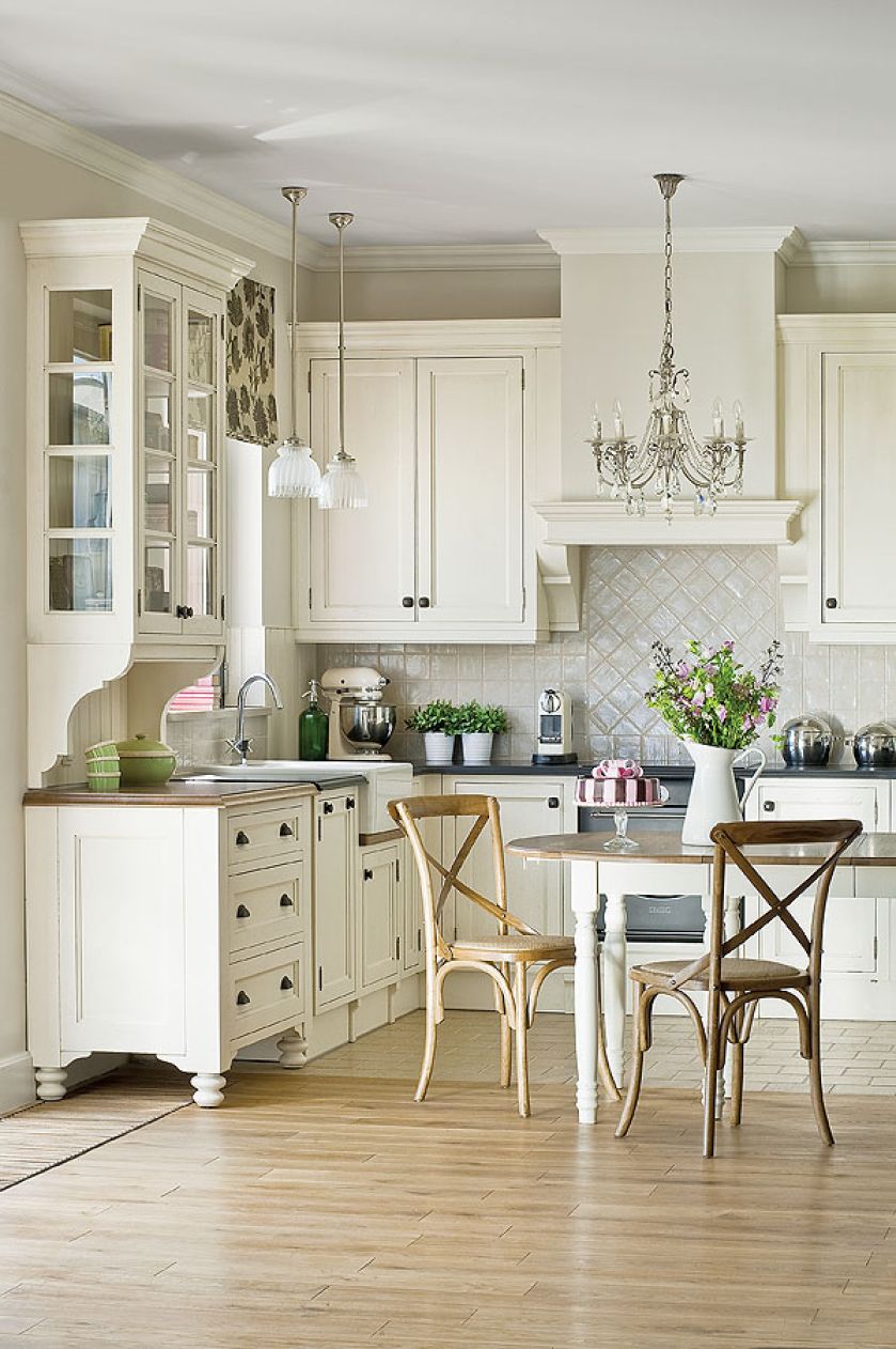 Kuchnia New Vintage z litego dębu, fronty szafek inspirowane starymi kredensami, Fabryka Wnętrz