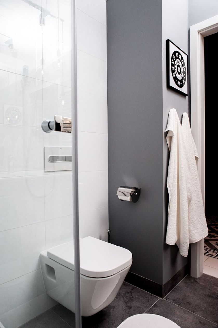 Łazienka podobnie jak całość mieszkania jest minimalistyczna i utrzymana w chłodnej tonacji.